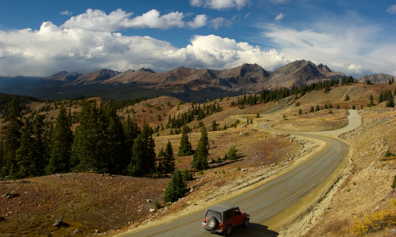Jeep driving over Cottonwood Pass.